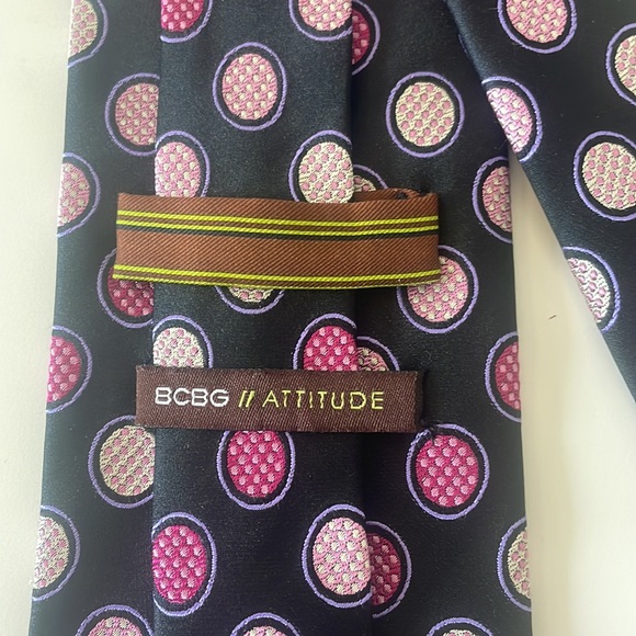 BCBG Handsewn Silk Navy and Pink Men’s Necktie - Picture 6 of 8